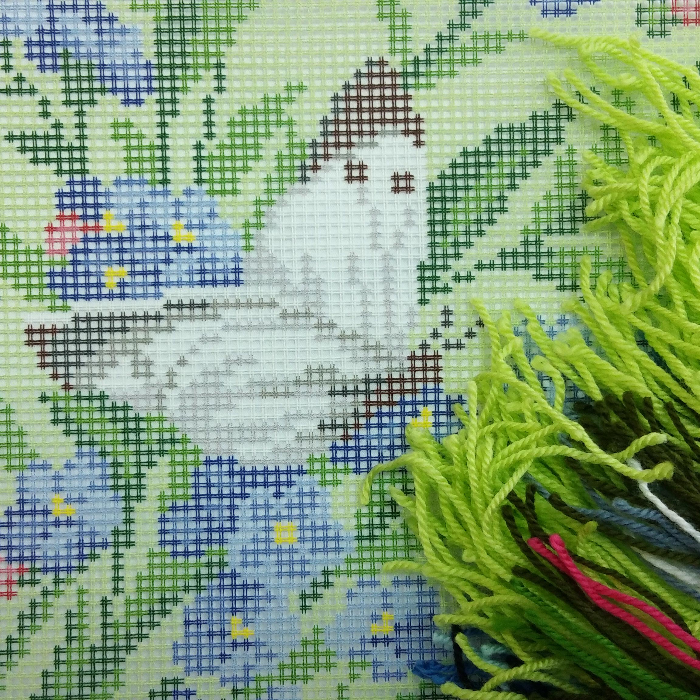 Nature-inspired Needlepoint Kit for Adults and Beginners — Large Whites on Forget-Me-Nots 16″ × 16″ with Clear, Precise Printed Design on Cotton Canvas; Includes 2 Needles, Yarn, and Easy-Read Chart